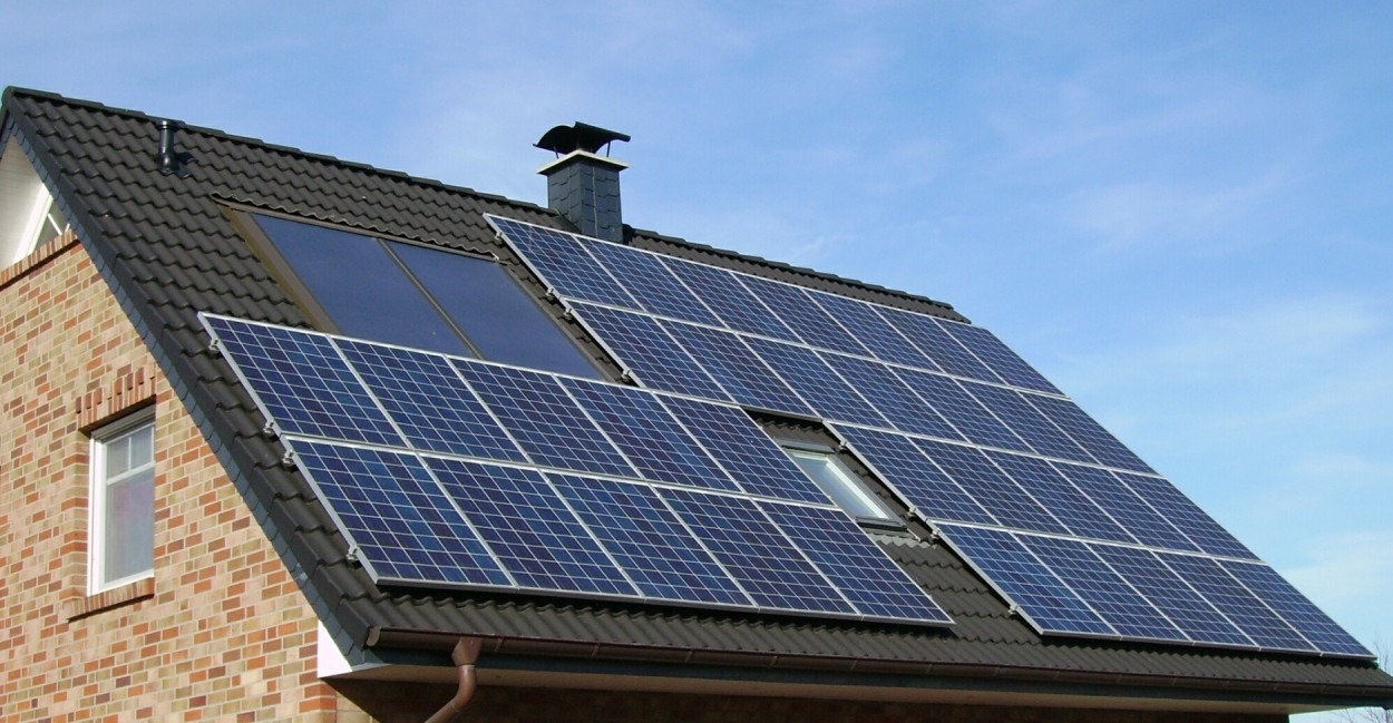 Instalación de paneles solares en hogar
