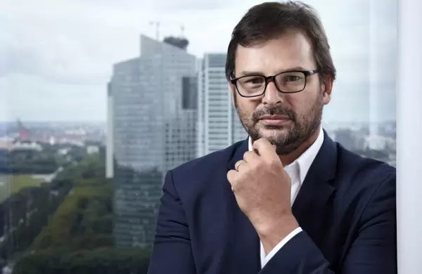 Hay que desdramatizar la poltica en los negocios