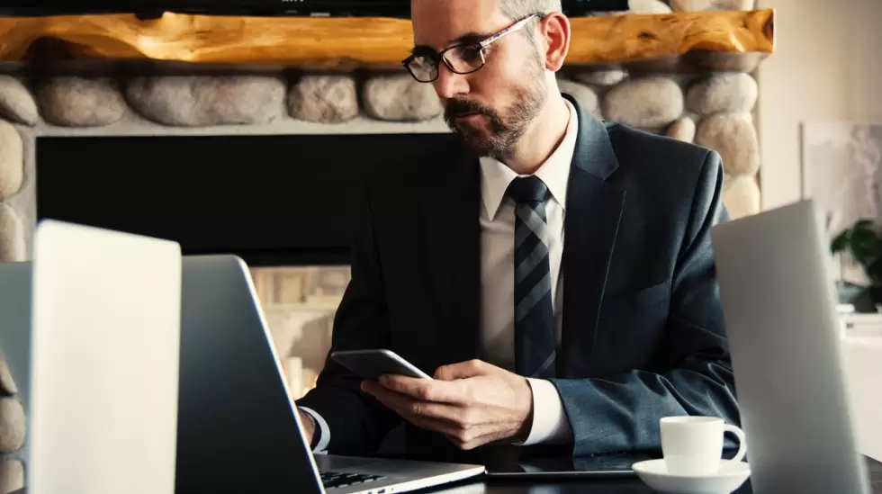 man-in-black-holding-phone-618613