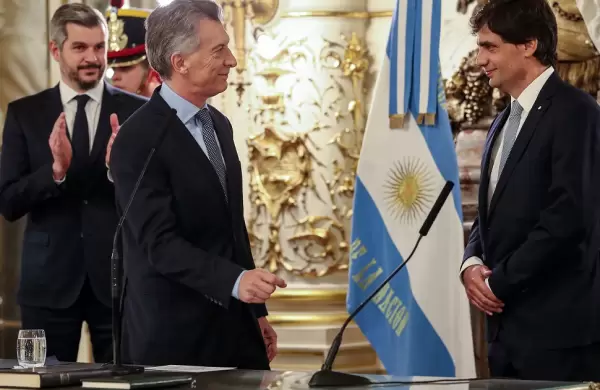 En la primera jornada del "Plan estabilizar", el dólar cerró en $ 57