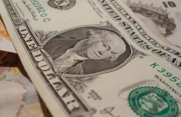 El dólar cerró en $ 43,50 y se acerca a la mitad de la zona de no intervención