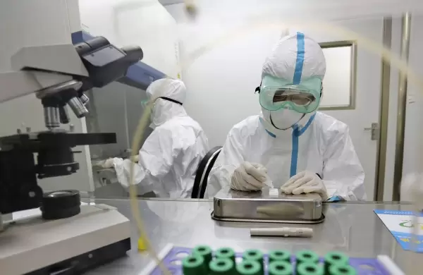 Un laboratorio produce mil millones de dosis de una vacuna, pero nadie sabe si funciona