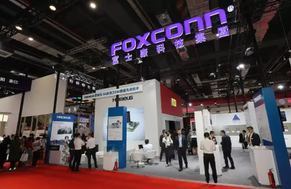 Revés en la guerra comercial: el principal ensamblador de iPhone abre una planta de microchips en China