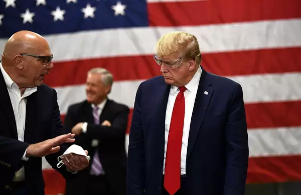 En su primera aparición fuera de Washington, Trump visita -sin barbijo- una fábrica de barbijos