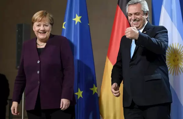 Alberto Fernández habló con Angela Merkel y le pidió ayuda en la negociación con el Club de París