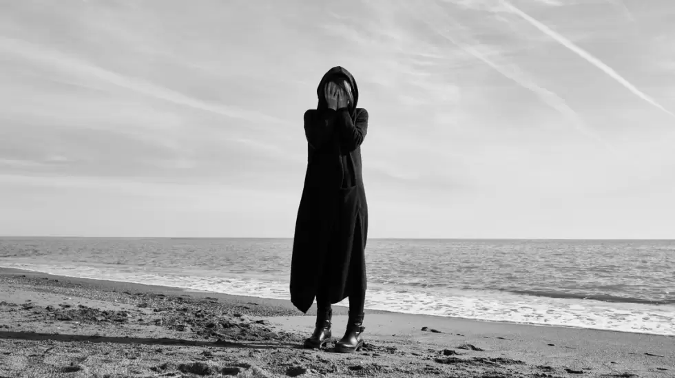 woman-standing-at-the-beach-2174621