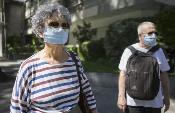 Barbijos Azules: la app que conecta a adultos mayores con voluntarios para ayudar con sus compras