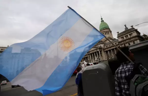 Las expectativas económicas de los argentinos tuvieron su caída mensual más abrupta desde 2008