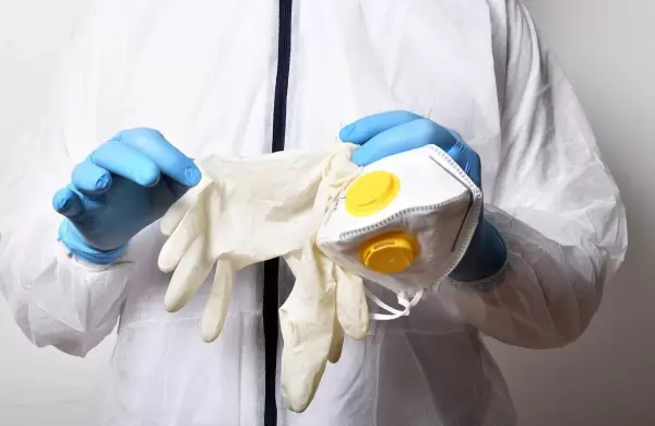 Por qué los guantes descartables no ayudan contra el coronavirus (y hasta aumentan el riesgo)
