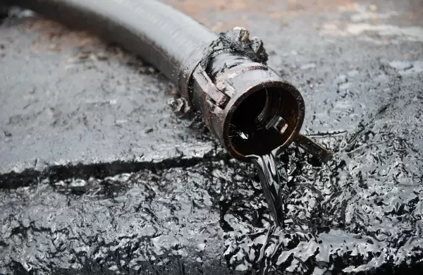 Pese al acuerdo petrolero, Goldman Sachs prevé que el precio del crudo continúe en mínimos históricos