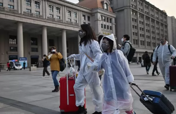 Éxodo en Wuhan: miles de chinos abandonan la cuna de la pandemia tras el levantamiento de la cuarentena
