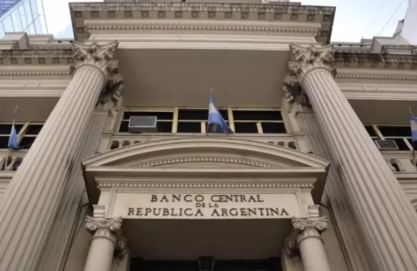 Tasas de interés: la visión de los economistas sobre la medida que busca frenar la suba del dólar