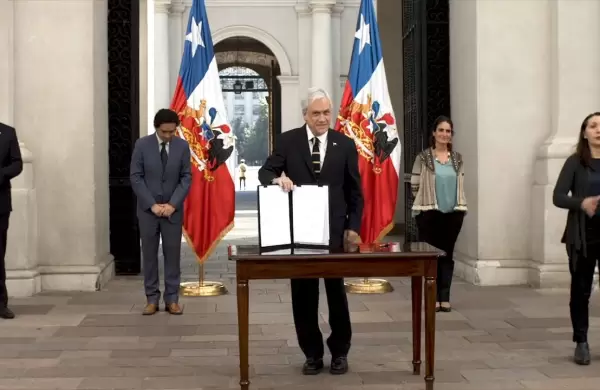 Chile promulga una ley de “ingreso mínimo garantizado” para paliar los efectos de la crisis