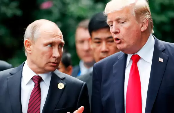 Trump endurece su postura: amenaza con aranceles al petróleo ruso y revoca permisos a petroleras de todo el mundo