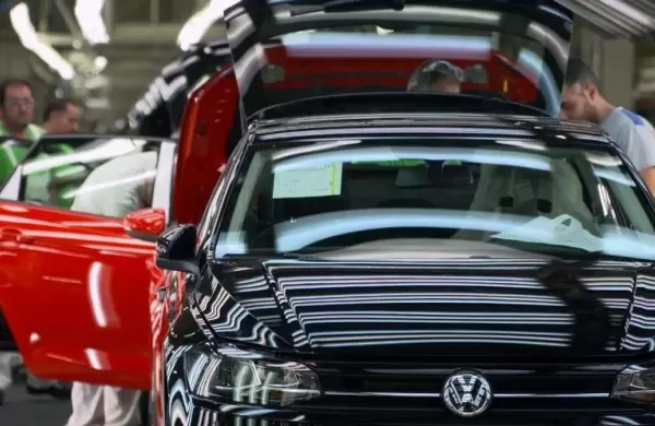 Europa frena la producción de autos y crece la preocupación por la crisis económica