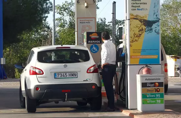 Cuál es la petrolera que ya bajó la nafta por la caída del precio internacional del petróleo