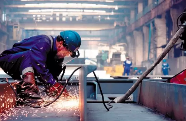 Empujada por autos y maquinaria, la actividad industrial desaceleró su caída en enero