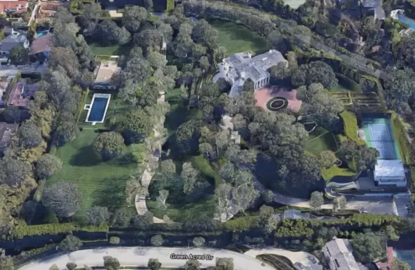 El nuevo récord de Bezos: compró la casa más cara de Los Ángeles