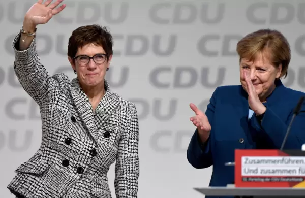 En medio de una crisis de autoridad, renuncia la sucesora de Angela Merkel a la conducción del partido