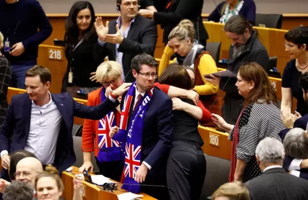 Bye bye: el Parlamento Europeo ratificó el acuerdo del Brexit