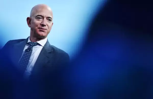 El príncipe saudita habría hackeado el celular de Jeff Bezos