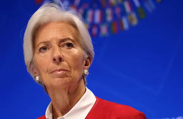 Christine Lagarde alertó que los riesgos inflacionarios se intensificaron