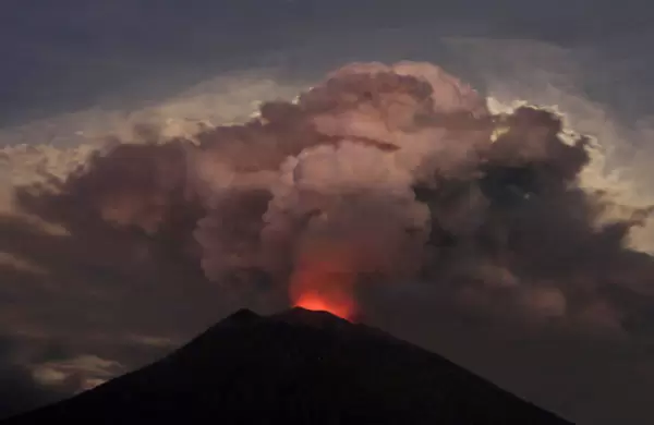 Hay 40 volcanes en erupción ahora mismo pero esto no debería ser noticia