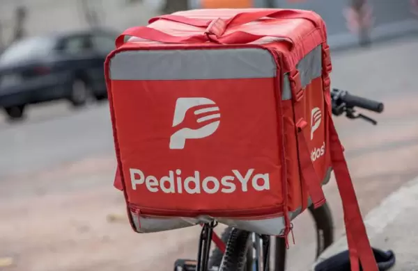 PedidosYa habilitó una línea telefónica para los mayores de 70 años en CABA