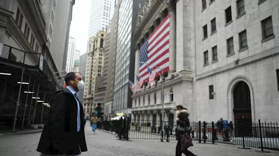 ep_un_hombre_con_mascarilla_atraviesa_wall_street