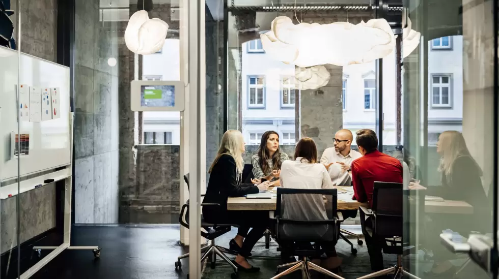 ey-business-meeting-in-a-modern-office-scaled