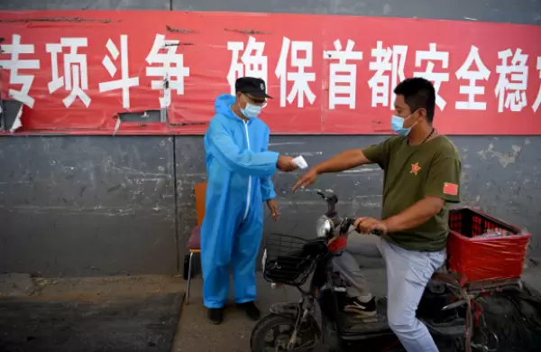 Beijing extrema las medidas por el rebrote de coronavirus ante el temor de que sea una cepa más contagiosa
