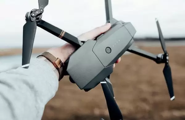 El rey de los cielos: qué hay detrás de la empresa que domina el negocio de los drones