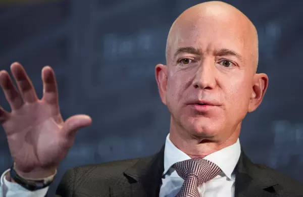 Con la venta de apenas 2% de sus acciones en Amazon, Jeff Bezos se llev US$ 3.100 millones