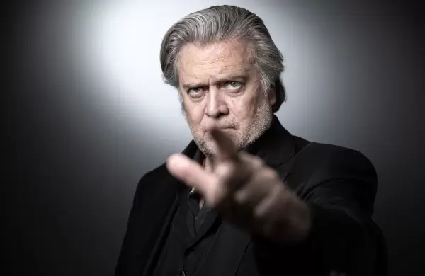 Arrestaron a un exasesor de Trump por "fraude electrónico" en la construcción del muro con México