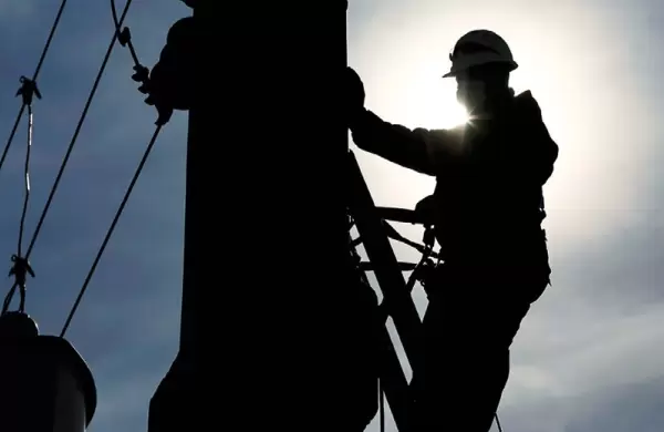 El Gobierno decreta la "emergencia" del sector eléctrico y dispone la revisión tarifaria