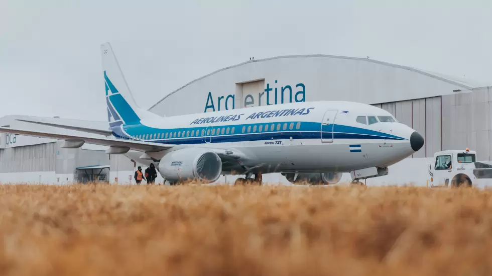 Aerolneas Argentinas present un avin con diseo retro