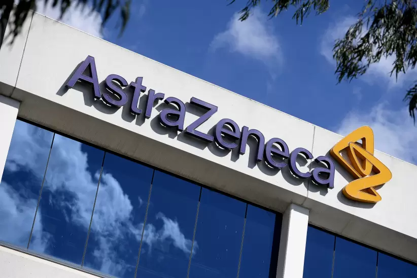 AstraZeneca confirmó la decisión de suspender los ensayos clínicos