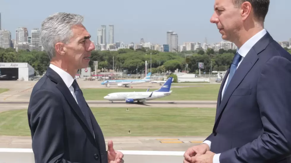 El secretario de Transporte, Mario Meoni, junto al funcionario de IATA, Miguel C