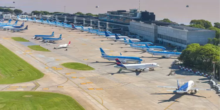 Aviones detenidos en el aeropuerto internacional de Ezeiza.