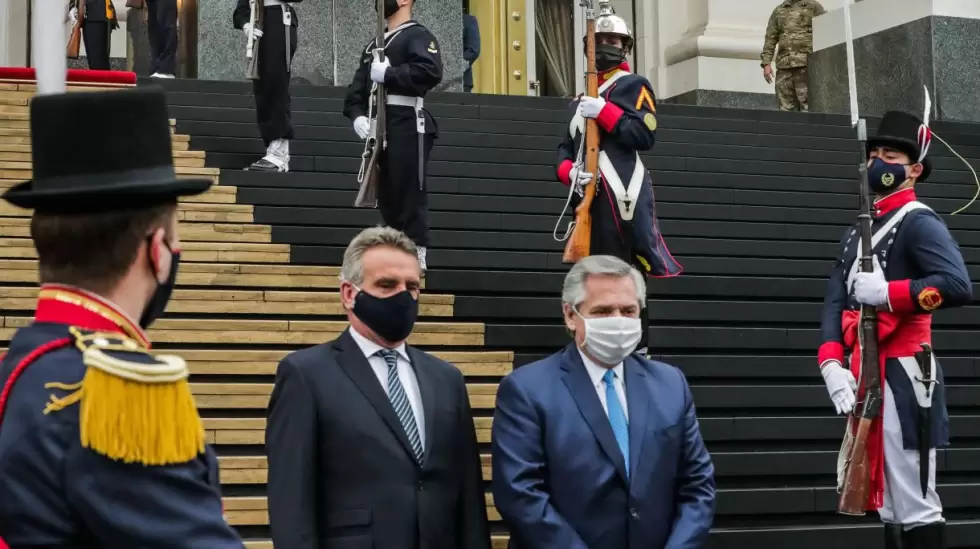 Alberto Fernndez y el ministro Agustn Rossi en las escalinatas del Edficio Lib