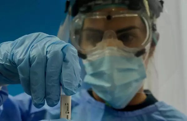 Johnson & Johnson detiene los ensayos de la vacuna