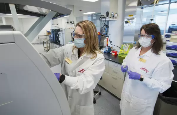 Por motivos de "seguridad", Eli Lilly detuvo sus pruebas de anticuerpos contra el Coronavirus