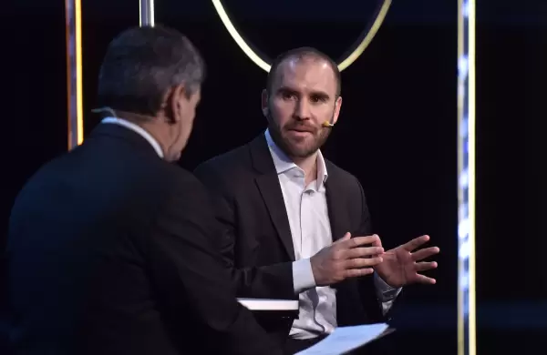 A Martn Guzmn lo complica el dlar pero los pesos tambin lo van cercando