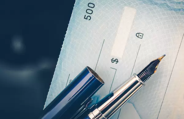 Qué dice el informe que le pone fecha de vencimiento a los cheques en papel