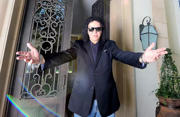 Por el sndrome del nido vaco, una leyenda de Kiss pone en venta su mansin en Beverly Hills por slo 22 US$ millones: el tour fotogrfico