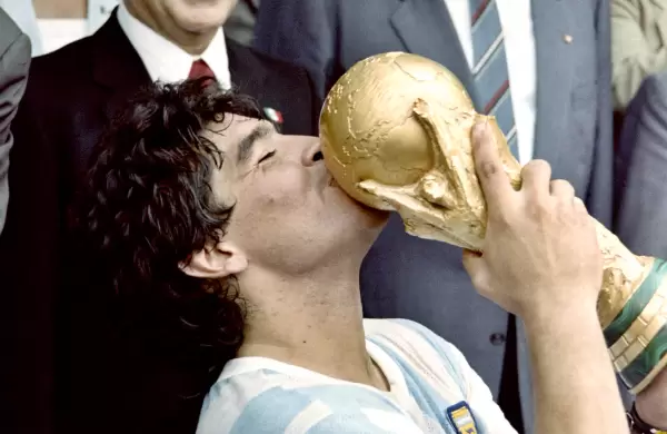 Muri Diego Maradona: el hombre que se invent as mismo, lleg a lo ms alto y se convirti en un maestro inspirador para los soadores