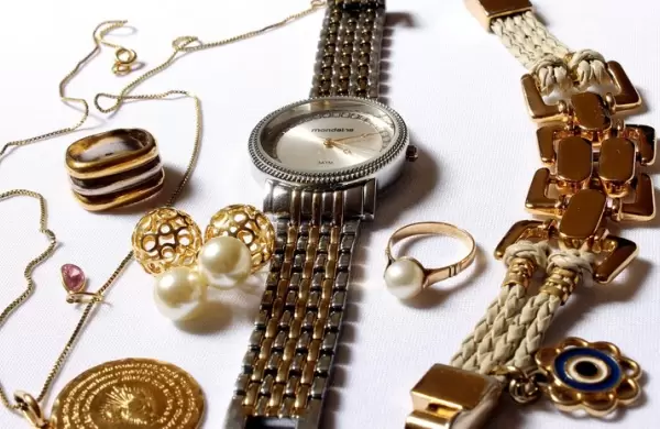 Las mejores joyas para hombre en los Globos de Oro 2024