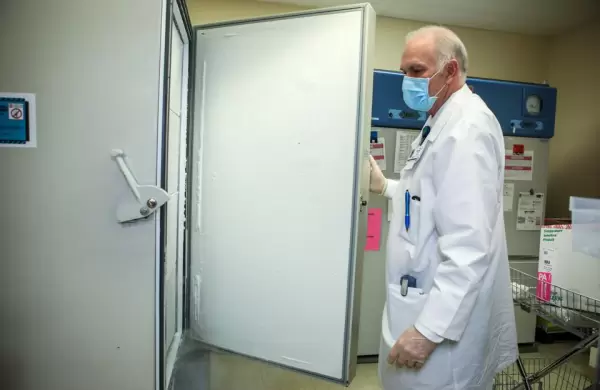 Salas cerradas, dispositivos de seguimiento y vidrio a prueba de balas: cmo estn asegurando las farmacias norteamericanas las vacunas COVID-19