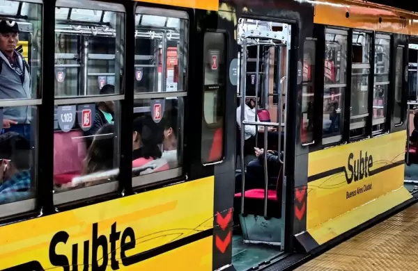 Mercado Pago llega al subte: pese a pedidos de Modo, el BCRA habilita el pago QR