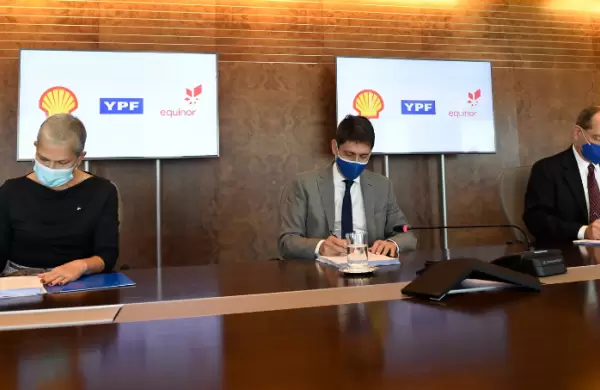 YPF, Shell Argentina y Equinor firman un acuerdo que los tendrá como socios en la exploración de un área off shore